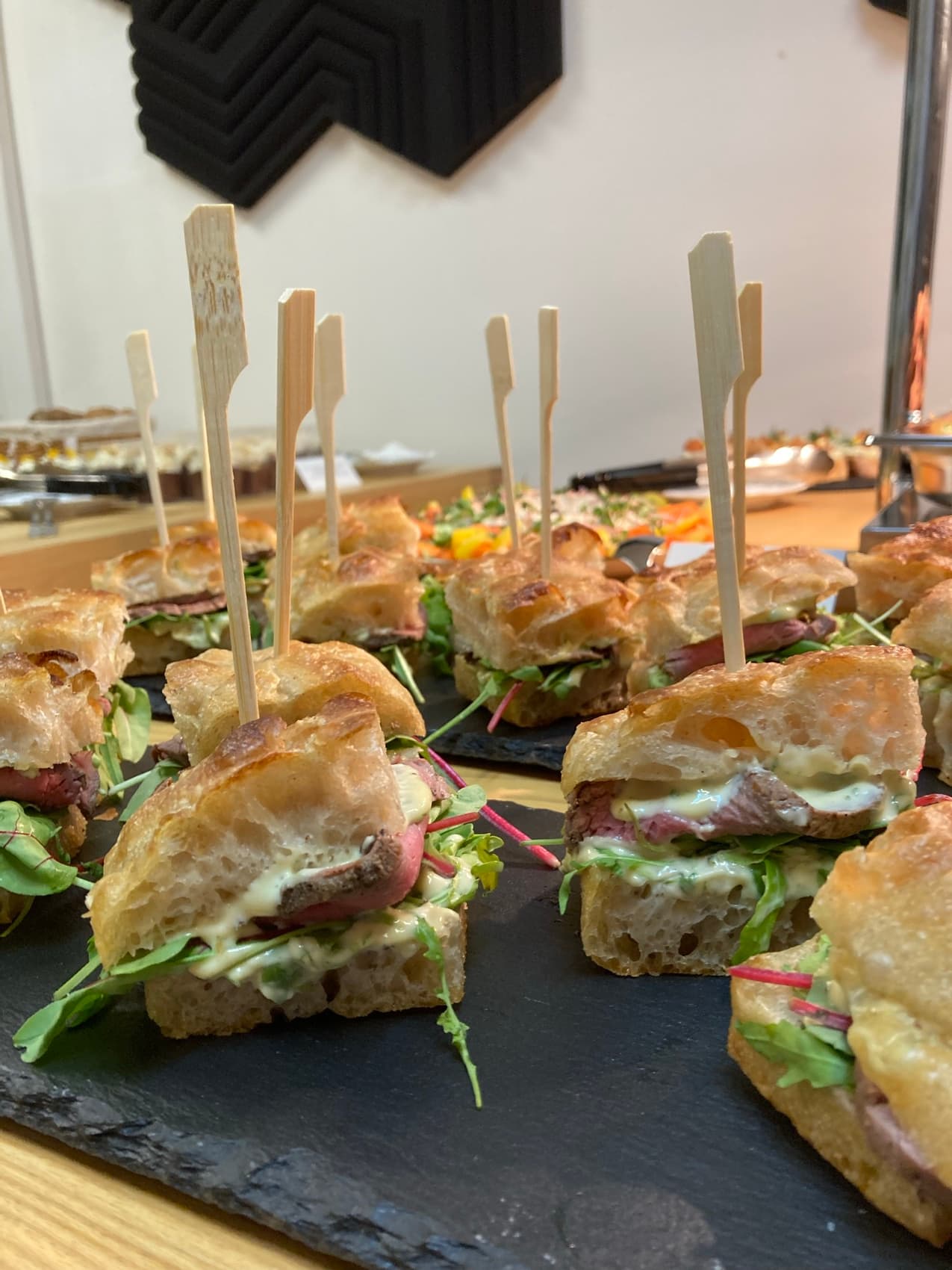 Mini burgery s rostbífem a rukolou na břidlicovém prkně