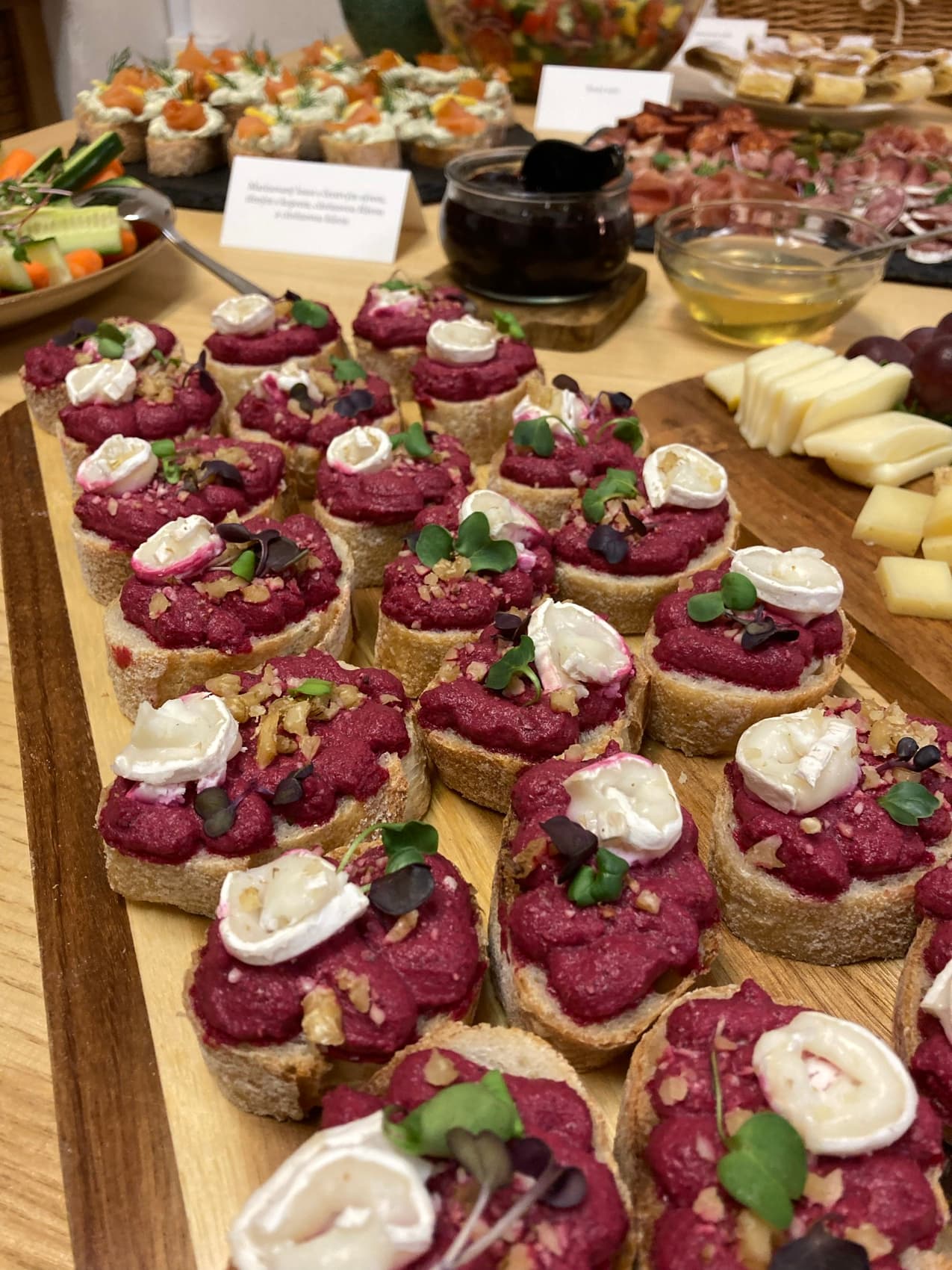 Canapé s řepnou pomazánkou, kozím sýrem a microgreens