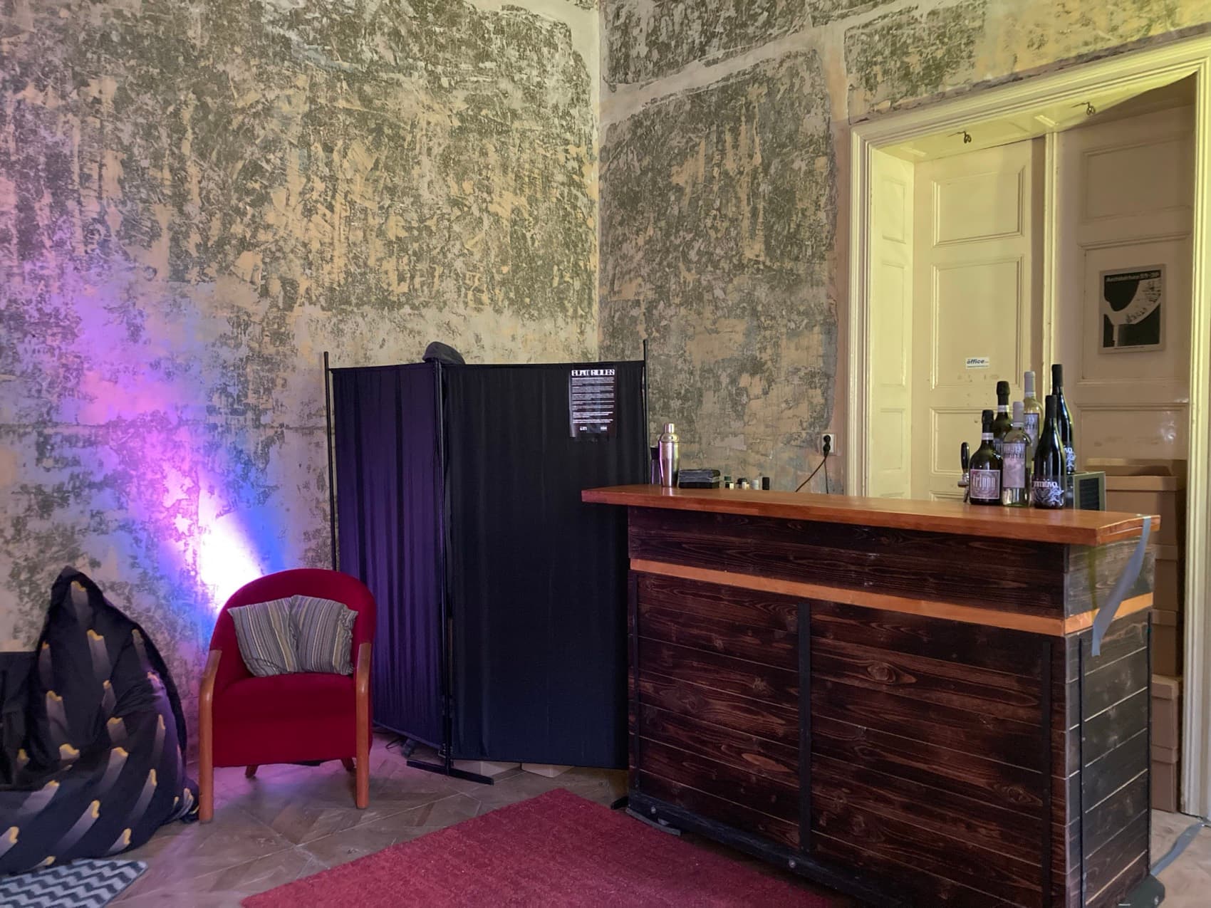 Mobilní bar postavený v historickém sále