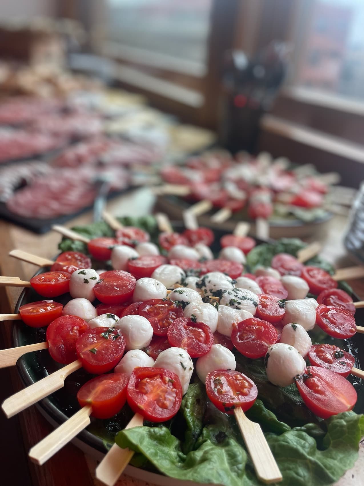 Caprese špízy s cherry rajčaty a mozzarellou