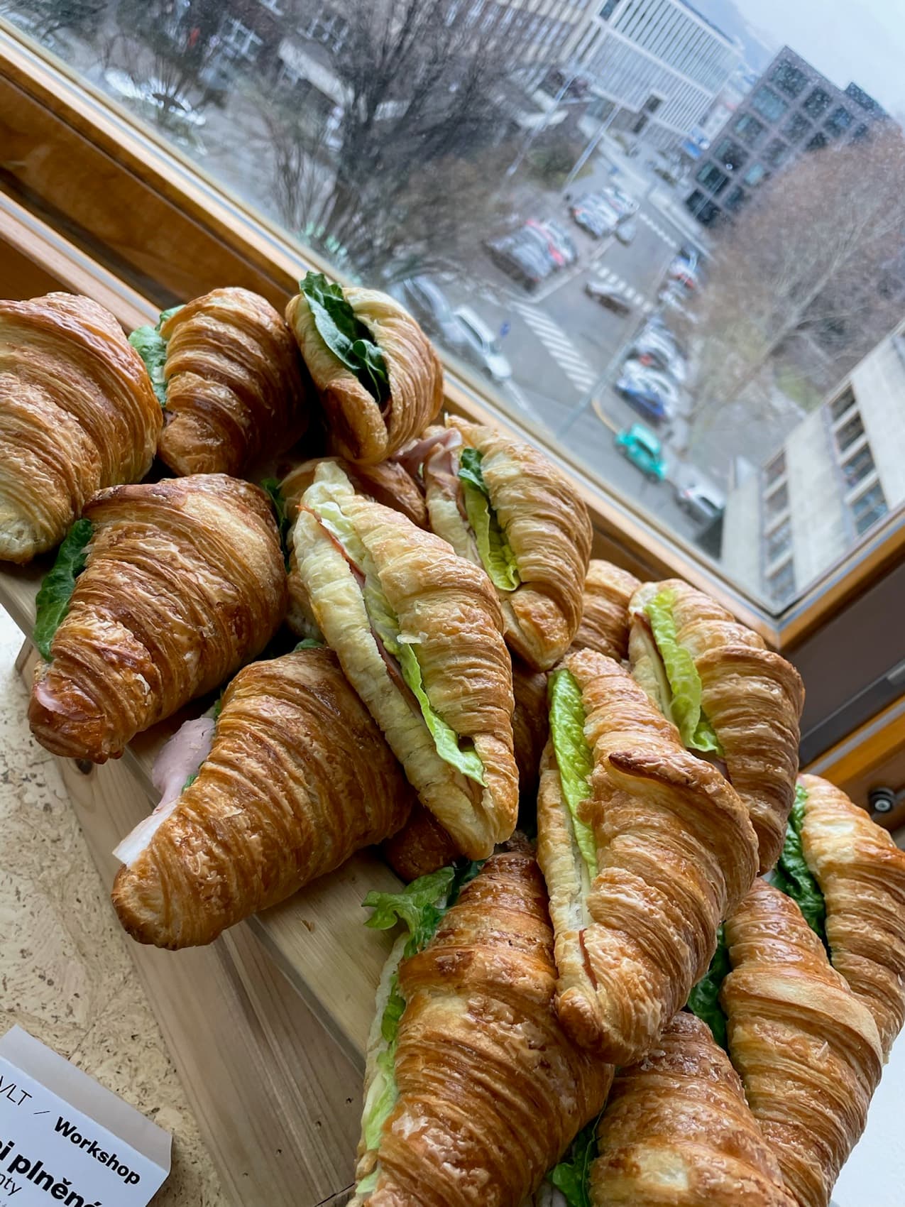 Plněné croissanty nachystané ke coffee breaku
